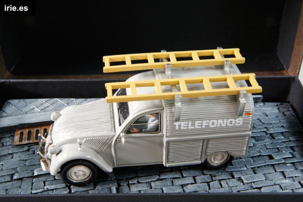 En principio, su objetivo era sacar colecciones completas, muy limitadas – diferentes decoraciones- de coches clásicos como su primer modelo una furgoneta 2CV sobre un bonito diorama y una acertada presentación.