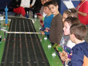 Las carreras se celebraban siendo justos con y para todos los niños, ya que cada niño cada vez corría (durante 4 minutos) por un carril. En la pista de 6 carriles, se empezaba por la 1 y se acababa por la 6 y los coches eran los mismos para todos. Se contabilizaban las vueltas, se sumaban y aparecían los ganadores.</p>
<p> 